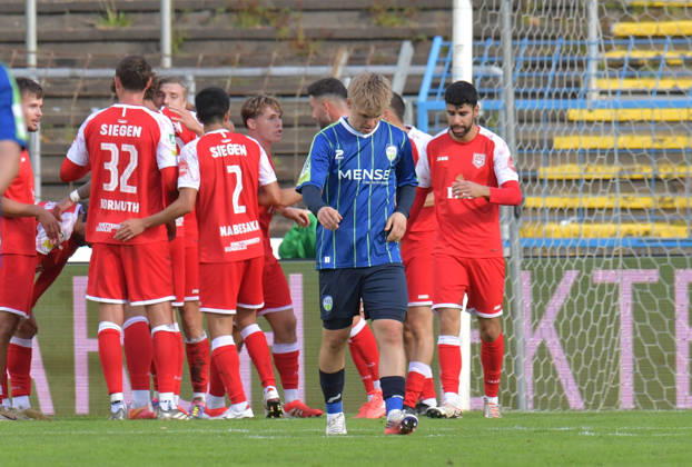 10.10.2026, GER, Fussball, Regionalliga West, Saison 2026 2027, 12. Spieltag, Ohlendorf Stadion im Heidewald, Gütersloh FC Gütersloh - SF Siegen 0 : 5 Erik Lanfer (FC Gütersloh) ist nach dem 0 : 1 enttäuscht, Aktion, Einzelbild, Quer, Mimik, Gestik, Enttäuscht, Enttäuschung