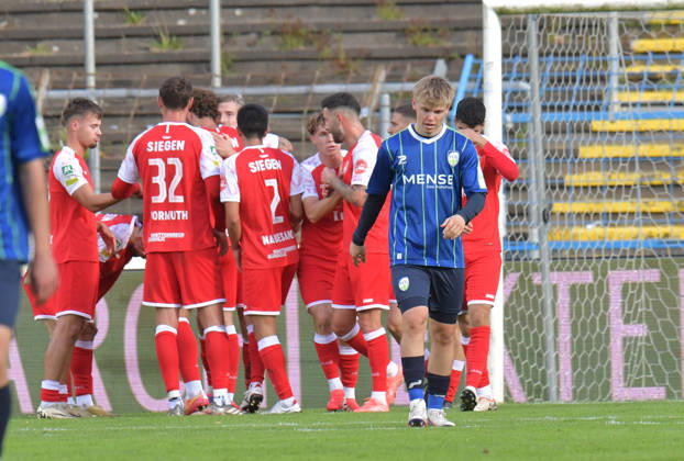 10.10.2026, GER, Fussball, Regionalliga West, Saison 2026 2027, 12. Spieltag, Ohlendorf Stadion im Heidewald, Gütersloh FC Gütersloh - SF Siegen 0 : 5 Erik Lanfer (FC Gütersloh) ist nach dem 0 : 1 enttäuscht, Aktion, Einzelbild, Quer, Mimik, Gestik, Enttäuscht, Enttäuschung