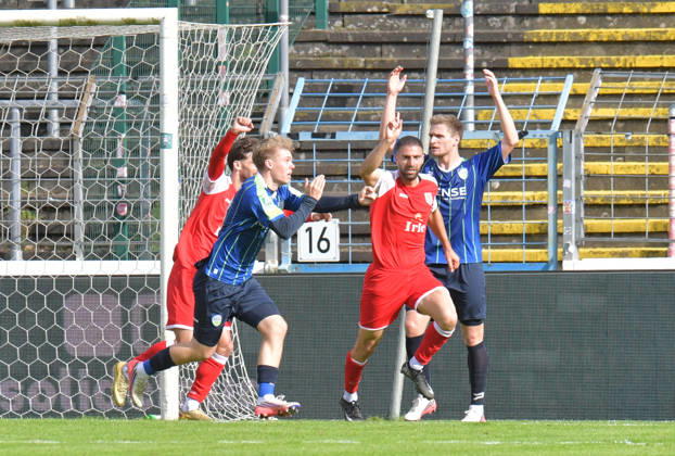 10.10.2026, GER, Fussball, Regionalliga West, Saison 2026 2027, 12. Spieltag, Ohlendorf Stadion im Heidewald, Gütersloh FC Gütersloh - SF Siegen 0 : 5 Tor-Jubel SF Siegen : Torschütze Serhat Semih Güler (SF Siegen) bejubelt das 0 : 2, Erik Lanfer (FC Gütersloh) reklamiert Handspiel, Aktion, Einzelbild, Quer, Mimik, Gestik, Jubel, jubeln, Freude, freuen