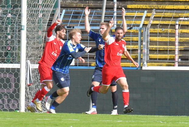 10.10.2026, GER, Fussball, Regionalliga West, Saison 2026 2027, 12. Spieltag, Ohlendorf Stadion im Heidewald, Gütersloh FC Gütersloh - SF Siegen 0 : 5 Tor-Jubel SF Siegen : Torschütze Serhat Semih Güler (SF Siegen) bejubelt das 0 : 2, Erik Lanfer (FC Gütersloh) reklamiert Handspiel, Aktion, Einzelbild, Quer, Mimik, Gestik, Jubel, jubeln, Freude, freuen