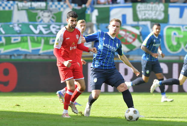 10.10.2026, GER, Fussball, Regionalliga West, Saison 2026 2027, 12. Spieltag, Ohlendorf Stadion im Heidewald, Gütersloh FC Gütersloh - SF Siegen 0 : 5 Jan-Lukas Liehr (FC Gütersloh, rechts) gegen Hamza Saghiri (SF Siegen), Aktion, Duell, Zweikampf