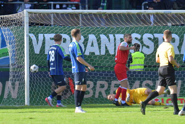 10.10.2026, GER, Fussball, Regionalliga West, Saison 2026 2027, 12. Spieltag, Ohlendorf Stadion im Heidewald, Gütersloh FC Gütersloh - SF Siegen 0 : 5 Torschütze Jan-Luca Rumpf (SF Siegen, nicht im Bild) hat zum 0 . 3 getroffen. Jarno Peters (FC Gütersloh) ist machtlos,, Aktion, Einzelbild, Quer, Tor, Treffer, Strafraumszene