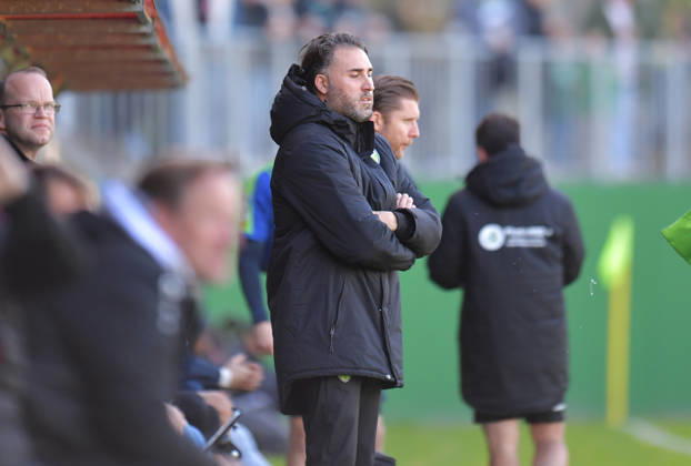 10.10.2026, GER, Fussball, Regionalliga West, Saison 2026 2027, 12. Spieltag, Ohlendorf Stadion im Heidewald, Gütersloh FC Gütersloh - SF Siegen 0 : 5 Julian Hesse (Trainer FC Gütersloh), Aktion, Einzelbild, Quer, Mimik, Gestik, Trainer, Coach