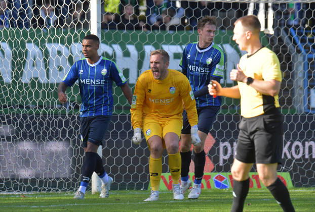 10.10.2026, GER, Fussball, Regionalliga West, Saison 2026 2027, 12. Spieltag, Ohlendorf Stadion im Heidewald, Gütersloh FC Gütersloh - SF Siegen 0 : 5 Jarno Peters (FC Gütersloh), Aktion, Einzelbild, Quer, Mimik, Gestik, Torwart, Torhüter, Keeper,