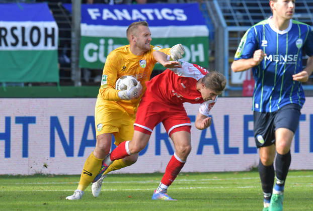 10.10.2026, GER, Fussball, Regionalliga West, Saison 2026 2027, 12. Spieltag, Ohlendorf Stadion im Heidewald, Gütersloh FC Gütersloh - SF Siegen 0 : 5 Keeper Jarno Peters (FC Gütersloh, links) gegen Elias Paul Huth (SF Siegen), Aktion, Duell, Zweikampf