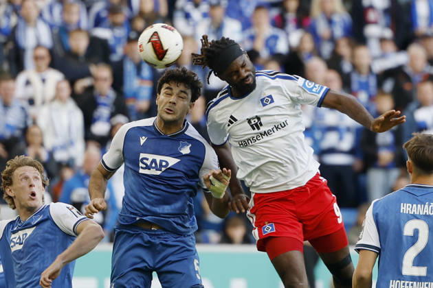 Terem Moffi (HSV) r. setzt sich im Kopfball gegen Ozan Kabak (TSG Hoffenheim) durch und Goal scored, erzielt das Tor zum 2:2, celebrate the goal im Bundesliga-Spiel zwischen der TSG 1899 Hoffenheim und dem Hamburger SV in der PreZero Arena, Sinsheim, Deutschland, am 10. Oktober 2026. in action during the Bundesliga match between TSG 1899 Hoffenheim and Hamburger SV at the PreZero Arena, Sinsheim, Germany, on October 10, 2026. DFB DFL REGULATIONS PROHIBIT ANY USE OF PHOTOGRAPHS AS IMAGE SEQUENCES AND OR QUASI-VIDEO, Copyright: HMBxMedia xHeikoxBecker