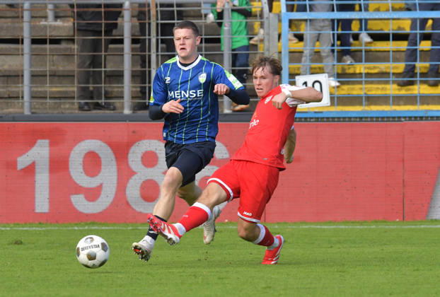 10.10.2026, GER, Fussball, Regionalliga West, Saison 2026 2027, 12. Spieltag, Ohlendorf Stadion im Heidewald, Gütersloh FC Gütersloh - SF Siegen 0 : 5 Justin Lukas (FC Gütersloh, links) gegen Konstantin Gerhardt (SF Siegen), Aktion, Duell, Zweikampf