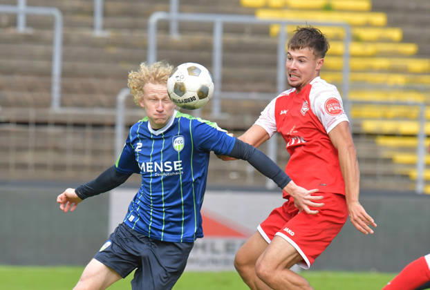 10.10.2026, GER, Fussball, Regionalliga West, Saison 2026 2027, 12. Spieltag, Ohlendorf Stadion im Heidewald, Gütersloh FC Gütersloh - SF Siegen 0 : 5 Niklas Frese (FC Gütersloh, links) gegen Tim Arnold (SF Siegen), Aktion, Duell, Zweikampf
