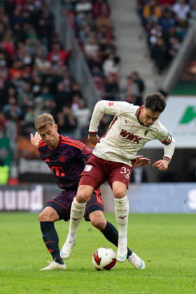 Joshua Kimmich (6 Bayern) und Fabian Rieder (32 Augsburg) in Aktion beim Bundesligaspiel FC Augsburg - FC Bayern München am 10.10.2026.
