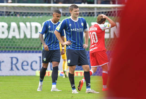 10.10.2026, GER, Fussball, Regionalliga West, Saison 2026 2027, 12. Spieltag, Ohlendorf Stadion im Heidewald, Gütersloh FC Gütersloh - SF Siegen 0 : 5 David Winke und Björn Rother (beide FC Gütersloh, v.L.), Aktion, Einzelbild, Quer, Mimik, Gestik, Enttäuscht, Enttäuschung