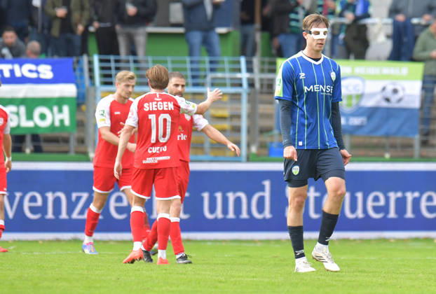 10.10.2026, GER, Fussball, Regionalliga West, Saison 2026 2027, 12. Spieltag, Ohlendorf Stadion im Heidewald, Gütersloh FC Gütersloh - SF Siegen 0 : 5 Jannik Borgmann (FC Gütersloh) ist nach dem 0 : 4 enttäuscht, Aktion, Einzelbild, Quer, Mimik, Gestik, Enttäuscht, Enttäuschung