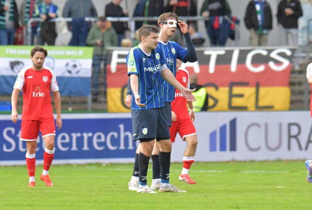 10.10.2026, GER, Fussball, Regionalliga West, Saison 2026 2027, 12. Spieltag, Ohlendorf Stadion im Heidewald, Gütersloh FC Gütersloh - SF Siegen 0 : 5 Björn Rother und Jannik Borgmann (beide FC Gütersloh, v.L.), Aktion, Einzelbild, Quer, Mimik, Gestik, Enttäuscht, Enttäuschung