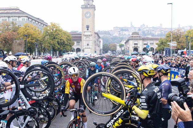 120th ILombardia - Start A guard of honor is formed for retiring cyclists at the start of the 120th Lombardia in Bergamo, Italy, on October 10, 2026. Bergamo Italy  Copyright: xTommasoxBerardix originalFilename:berardi-120thilo261010_np93P.jpg
