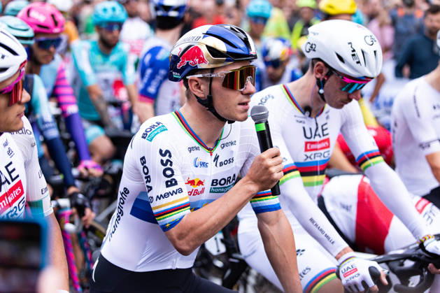 Sport Bilder des Tages 120th ILombardia - Start Remco Evenepoel of Red Bull Bora Hansgrohe asks for more safety on the course at the start of the 120th ILombardia in Bergamo, Italy, on October 10, 2026. Bergamo Italy  Copyright: xTommasoxBerardix originalFilename:berardi-120thilo261010_npwoE.jpg