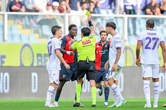 the referee gives a yellow card during the Serie A soccer match between Genoa and Fiorentina at the Luigi Ferraris Stadium in Genoa, Italy - Saturday, October 10, 2026. - Soccer .  Copyright: xTanoxPecoraro LaPressex