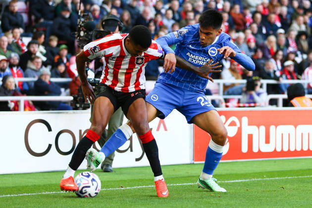 SUNDERLAND, ENGLAND, OCTOBER 10: Reinildo Mandava of Sunderland AFC (L) is pressured by Diego Gómez of Brighton & Hove Albion (R) during a Premier League 2026-27 match between Sunderland AFC and Brighton & Hove Albion at the Stadium of Light on October 10, 2026 in Sunderland, England. (Photo by Zach Forster Sports Press Photo) Copyright: xZachxForster SportsxPressxPhotox Sportspressphoto_SPR250883