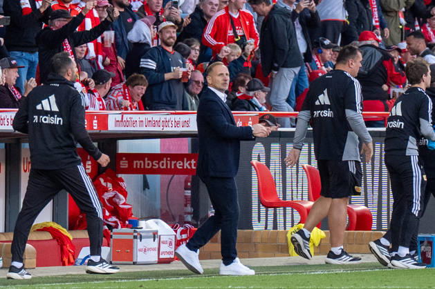 Deutschland: Fussball 1. Bundesliga, 5. Spieltag 2026 2027, 1.FC Union Berlin - SV Elversberg am 10.10.2026 in Berlin (Stadion An der Alten Försterei): Tor zum 1:0 Livan Burcu (1. FC Union Berlin, 9) Jubel, Freude, Torjubel, Emotionen Mauro Lustrinelli (1. FC Union Berlin, Trainer) Copyright: xSvenxHeidmannx