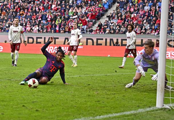 10.10.2026, Fussball Bundesliga 2026 2027, 5.Spieltag, FC Augsburg - FC Bayern München, in der WWK-Arena Augsburg, Serge Gnabry (FC Bayern München) gegen Torwart Finn Dahmen (FC Augsburg)