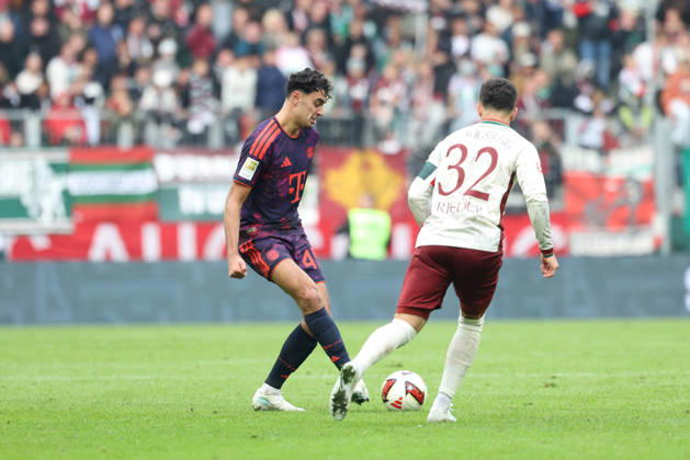 Aleksandar Pavlovic (FC Bayern Muenchen, 45) mit Fabian Rieder (FC Augsburg, 32), GER, FC Augsburg vs. FC Bayern Muenchen, Fussball, Bundesliga, 5. Spieltag, Saison 2026 2027, 10.10.2026, DFL DFB REGULATIONS PROHIBIT ANY USE OF PHOTOGRAPHS as IMAGE SEQUENCES and or QUASI-VIDEO, GER, FC Augsburg vs. FC Bayern Muenchen, Fussball, Bundesliga, 5. Spieltag, Saison 2026 2027, 10.10.2026 Augsburg Copyright: xEibner-Pressefoto JennixMaulx EP_JML
