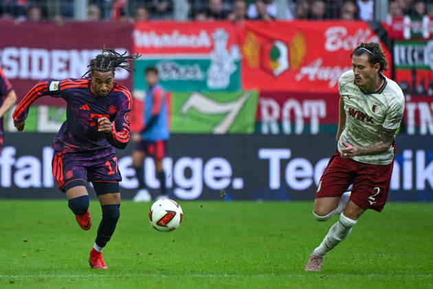 10.10.2026, xemx, Fussball 1.Bundesliga, FC Augsburg - Bayern München v.l. Michael Olise (FC Bayern Muenchen), Calvin Brackelmann (FC Augsburg) Zweikampf, Aktion, action, battle for the ball (DFL DFB REGULATIONS PROHIBIT ANY USE OF PHOTOGRAPHS as IMAGE SEQUENCES and or QUASI-VIDEO) Augsburg