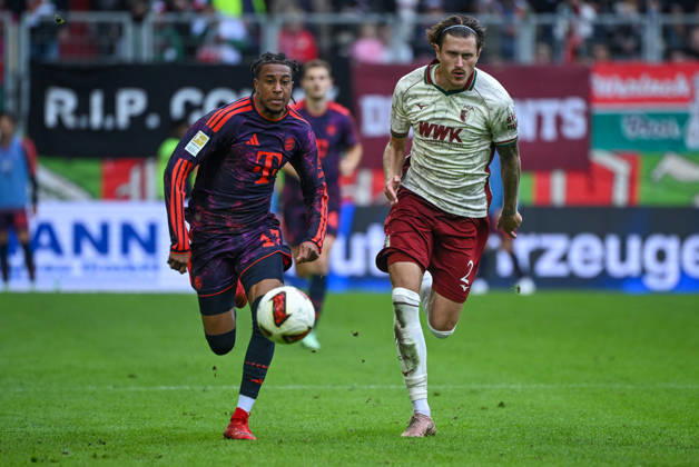 10.10.2026, xemx, Fussball 1.Bundesliga, FC Augsburg - Bayern München v.l. Michael Olise (FC Bayern Muenchen), Calvin Brackelmann (FC Augsburg) Zweikampf, Aktion, action, battle for the ball (DFL DFB REGULATIONS PROHIBIT ANY USE OF PHOTOGRAPHS as IMAGE SEQUENCES and or QUASI-VIDEO) Augsburg