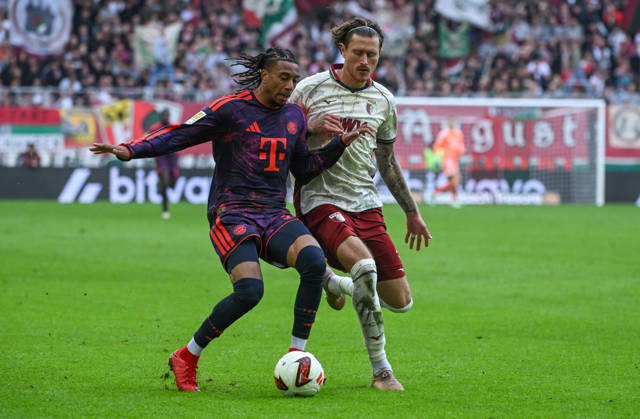 10.10.2026, xemx, Fussball 1.Bundesliga, FC Augsburg - Bayern München v.l. Michael Olise (FC Bayern Muenchen), Calvin Brackelmann (FC Augsburg) Zweikampf, Aktion, action, battle for the ball (DFL DFB REGULATIONS PROHIBIT ANY USE OF PHOTOGRAPHS as IMAGE SEQUENCES and or QUASI-VIDEO) Augsburg