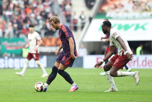 Harry Kane (FC Bayern Muenchen, 09) mit Chrislain Matsima (FC Augsburg, 05), GER, FC Augsburg vs. FC Bayern Muenchen, Fussball, Bundesliga, 5. Spieltag, Saison 2026 2027, 10.10.2026, DFL DFB REGULATIONS PROHIBIT ANY USE OF PHOTOGRAPHS as IMAGE SEQUENCES and or QUASI-VIDEO, GER, FC Augsburg vs. FC Bayern Muenchen, Fussball, Bundesliga, 5. Spieltag, Saison 2026 2027, 10.10.2026 Augsburg Copyright: xEibner-Pressefoto JennixMaulx EP_JML