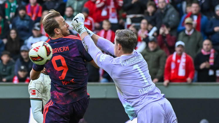 10.10.2026, xemx, Fussball 1.Bundesliga, FC Augsburg - Bayern München v.l. Harry Kane (FC Bayern Muenchen), Finn Dahmen (FC Augsburg) Zweikampf, Aktion, action, battle for the ball (DFL DFB REGULATIONS PROHIBIT ANY USE OF PHOTOGRAPHS as IMAGE SEQUENCES and or QUASI-VIDEO) Augsburg