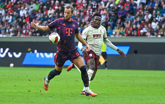 10.10.2026, xemx, Fussball 1.Bundesliga, FC Augsburg - Bayern München v.l. Harry Kane (FC Bayern Muenchen), Juma Bah (FC Augsburg) Zweikampf, Aktion, action, battle for the ball (DFL DFB REGULATIONS PROHIBIT ANY USE OF PHOTOGRAPHS as IMAGE SEQUENCES and or QUASI-VIDEO) Augsburg