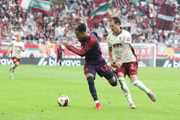 Michael Olise (FC Bayern Muenchen, 17) mit Calvin Brackelmann (FC Augsburg, 02), GER, FC Augsburg vs. FC Bayern Muenchen, Fussball, Bundesliga, 5. Spieltag, Saison 2026 2027, 10.10.2026, DFL DFB REGULATIONS PROHIBIT ANY USE OF PHOTOGRAPHS as IMAGE SEQUENCES and or QUASI-VIDEO, GER, FC Augsburg vs. FC Bayern Muenchen, Fussball, Bundesliga, 5. Spieltag, Saison 2026 2027, 10.10.2026 Augsburg Copyright: xEibner-Pressefoto JennixMaulx EP_JML