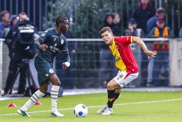 DEVENTER , 10-10-2026 , Stadium De Adelaarshorst , season 2026 2027 , Dutch Eredivisie football . match between Go Ahead Eagles and Sparta Rotterdam, Picture shows Sparta player Isaac Babadi , Eagles player Alfons Sampsted Go Ahead Eagles - Sparta  x208110177x Copyright: