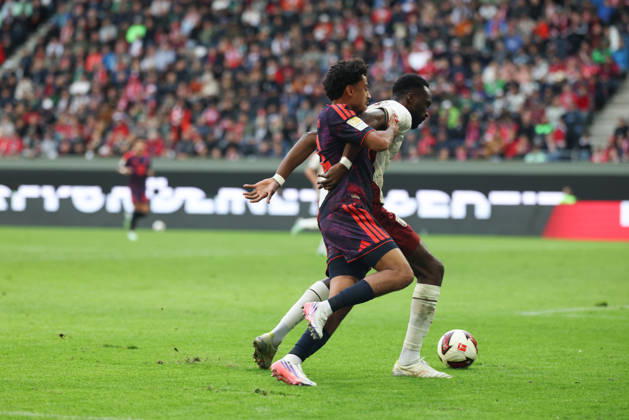 Nathaniel Brown (FC Bayern Muenchen, 11) mit Chrislain Matsima (FC Augsburg, 05), GER, FC Augsburg vs. FC Bayern Muenchen, Fussball, Bundesliga, 5. Spieltag, Saison 2026 2027, 10.10.2026, DFL DFB REGULATIONS PROHIBIT ANY USE OF PHOTOGRAPHS as IMAGE SEQUENCES and or QUASI-VIDEO, GER, FC Augsburg vs. FC Bayern Muenchen, Fussball, Bundesliga, 5. Spieltag, Saison 2026 2027, 10.10.2026 Augsburg Copyright: xEibner-Pressefoto JennixMaulx EP_JML