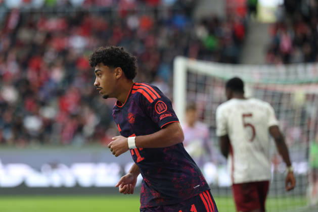 Nathaniel Brown (FC Bayern Muenchen, 11), GER, FC Augsburg vs. FC Bayern Muenchen, Fussball, Bundesliga, 5. Spieltag, Saison 2026 2027, 10.10.2026, DFL DFB REGULATIONS PROHIBIT ANY USE OF PHOTOGRAPHS as IMAGE SEQUENCES and or QUASI-VIDEO, GER, FC Augsburg vs. FC Bayern Muenchen, Fussball, Bundesliga, 5. Spieltag, Saison 2026 2027, 10.10.2026 Augsburg Copyright: xEibner-Pressefoto JennixMaulx EP_JML