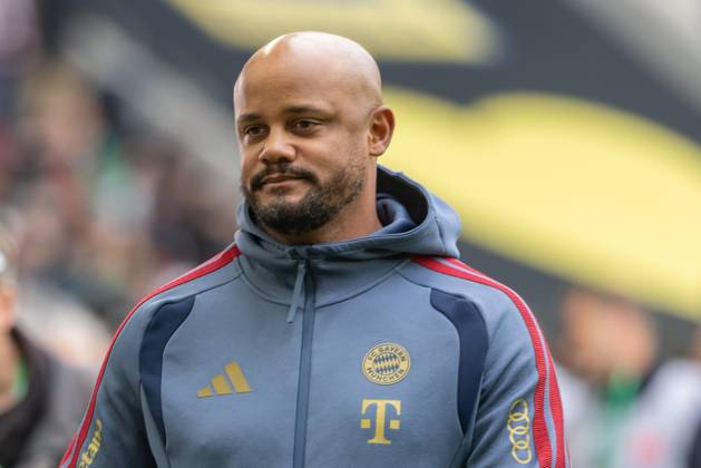 Cheftrainer Vincent Kompany (FC Bayern Muenchen) schaut, FC Augsburg vs. FC Bayer Muenchen, Fussball-Bundesliga, Fussball, 1. Bundesliga, 5. Spieltag, 10.10..2026 DFL regulations prohibit any use of photographs as image sequences and or quasi-video