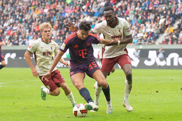 Aleksandar Pavlovic (45 Bayern) und Chrislain Matsima (5 Augsburg) in Aktion beim Bundesligaspiel FC Augsburg - FC Bayern München am 10.10.2026.