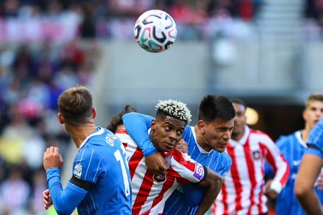 SUNDERLAND, ENGLAND, OCTOBER 10: Nilson Angulo of Sunderland AFC (L) is held by Diego Gómez of Brighton & Hove Albion (R) during a Premier League 2026-27 match between Sunderland AFC and Brighton & Hove Albion at the Stadium of Light on October 10, 2026 in Sunderland, England. (Photo by Zach Forster Sports Press Photo) Copyright: xZachxForster SportsxPressxPhotox Sportspressphoto_SPR250887