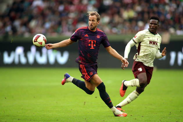 Fussball, Herren, Saison 2026 2027, FC Augsburg - FC Bayern München, Bundesliga, WWK Arena Harry Kane (FC Bayern München) mit Blick auf den Ball DFL DFB regulations prohibit any use of photographs as image sequences and or quasi-video
