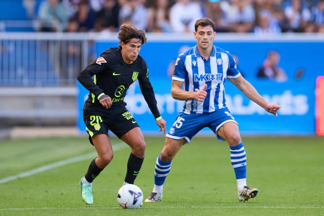 October 10, 2026, Vitoria, Alava, Spain: Giuliano Simeone of Atletico de Madrid competes for the ball with Lucas Boye of Deportivo Alaves during the LaLiga EA Sports match between Deportivo Alaves and Atletico de Madrid at Mendizorrotza on October 10, 2026, in Vitoria, Spain. Vitoria Spain - ZUMAa181 20261010_zaa_a181_040 Copyright: xRicardoxLarreinax
