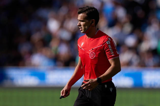 October 10, 2026, Vitoria, Alava, Spain: Referee Alejandro Quintero Gonzalez looks on during the LaLiga EA Sports match between Deportivo Alaves and Atletico de Madrid at Mendizorrotza on October 10, 2026, in Vitoria, Spain. Vitoria Spain - ZUMAa181 20261010_zaa_a181_043 Copyright: xRicardoxLarreinax