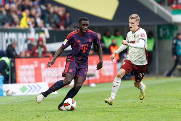 Dayot Upamecano (2, FC Bayern München) und Anton Kade (30, FC Augsburg) beim Spiel zwischen FC Augsburg v FC Bayern München, Fussball, Herren, Bundesliga, 2026 2027, 5.Spieltag am 10.10.2026 in Augsburg, WWK ARENA. DFL and DFB regulations prohibit any use of photographs as image sequences and or quasi-video. Bayern Deutschland