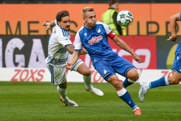 v. li. im Kampf um den Ball Lex Tyger Lobinger (Duisburg 9) Valentin Lässig Laessig (Hoffenheim 6) 10.10.2026 ¢ Fussball ¢ MSV Duisburg vs TSG 1899 Hoffenheim II, Schauinsland-Reisen-Arena, Duisburg, DFB DFL REGULATIONS PROHIBIT ANY USE OF PHOTOGRAPHS AS IMAGE SEQUENCES AND OR QUASI-VIDEO NRW Germany