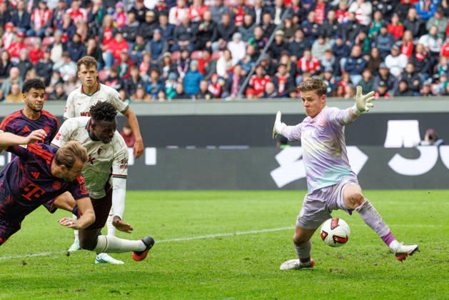 Finn Dahmen (1, FC Augsburg) verhindert das Tor beim Spiel zwischen FC Augsburg v FC Bayern München, Fussball, Herren, Bundesliga, 2026 2027, 5.Spieltag am 10.10.2026 in Augsburg, WWK ARENA. DFL and DFB regulations prohibit any use of photographs as image sequences and or quasi-video. Bayern Deutschland