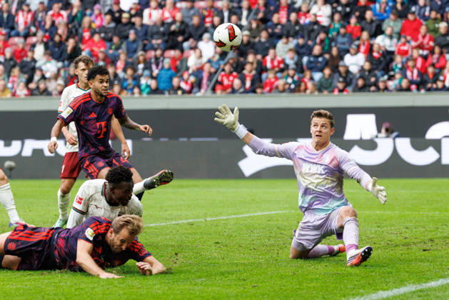 Finn Dahmen (1, FC Augsburg) verhindert das Tor zum 2 : 2 beim Spiel zwischen FC Augsburg v FC Bayern München, Fussball, Herren, Bundesliga, 2026 2027, 5.Spieltag am 10.10.2026 in Augsburg, WWK ARENA. DFL and DFB regulations prohibit any use of photographs as image sequences and or quasi-video. Bayern Deutschland
