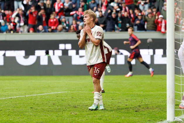 Hennes Behrens (16, FC Augsburg),stand ungünstig, 2 : 2 beim Spiel zwischen FC Augsburg v FC Bayern München, Fussball, Herren, Bundesliga, 2026 2027, 5.Spieltag am 10.10.2026 in Augsburg, WWK ARENA. DFL and DFB regulations prohibit any use of photographs as image sequences and or quasi-video. Bayern Deutschland
