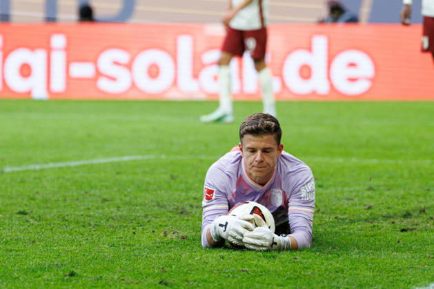 Finn Dahmen (1, FC Augsburg) kann den Ball sicher halten beim Spiel zwischen FC Augsburg v FC Bayern München, Fussball, Herren, Bundesliga, 2026 2027, 5.Spieltag am 10.10.2026 in Augsburg, WWK ARENA. DFL and DFB regulations prohibit any use of photographs as image sequences and or quasi-video. Bayern Deutschland
