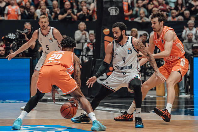 easyCredit Basketball Bundesliga, 5. Spieltag, Niners Chemnitz -Bayern München 10.10.2026 ab 16:00 Uhr Chemnitz, Chemnitz Arena Im Foto: 20 Urald King, 04 Duane Washington JR. 90 Jannis von Seckendorf easyCredit Basketball Bundesliga, 5. Spieltag, Niners Chemnitz - Bayern München Chemnitz Sachsen Deutschland Copyright: xEHLxMedia MichelxKöhlerx 20261010-Niners-Chemnitz-Bayern-M__nchen-012