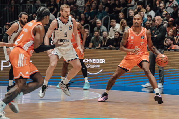 easyCredit Basketball Bundesliga, 5. Spieltag, Niners Chemnitz -Bayern München 10.10.2026 ab 16:00 Uhr Chemnitz, Chemnitz Arena Im Foto: 05 Niels Giffey, 17 Darion Atkins easyCredit Basketball Bundesliga, 5. Spieltag, Niners Chemnitz - Bayern München Chemnitz Sachsen Deutschland Copyright: xEHLxMedia MichelxKöhlerx 20261010-Niners-Chemnitz-Bayern-M__nchen-018