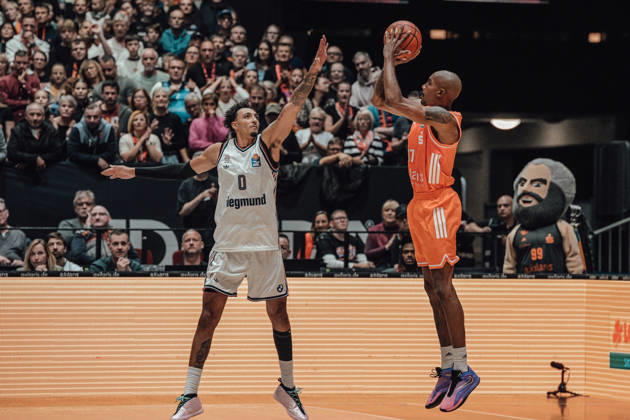easyCredit Basketball Bundesliga, 5. Spieltag, Niners Chemnitz -Bayern München 10.10.2026 ab 16:00 Uhr Chemnitz, Chemnitz Arena Im Foto: 00 Miles Norris, 17 Darion Atkins easyCredit Basketball Bundesliga, 5. Spieltag, Niners Chemnitz - Bayern München Chemnitz Sachsen Deutschland Copyright: xEHLxMedia MichelxKöhlerx 20261010-Niners-Chemnitz-Bayern-M__nchen-024