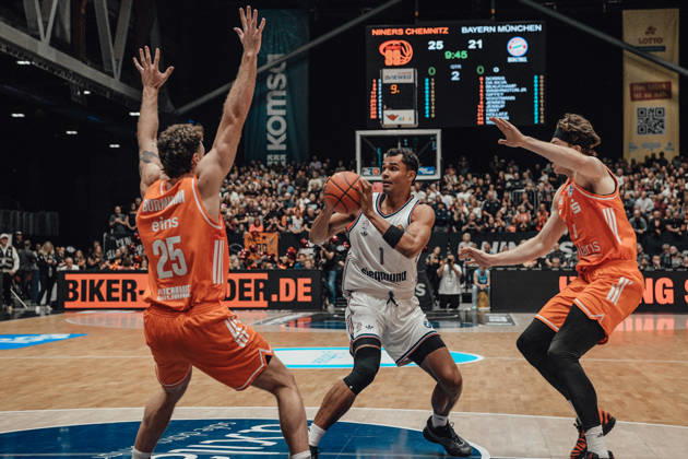 easyCredit Basketball Bundesliga, 5. Spieltag, Niners Chemnitz -Bayern München 10.10.2026 ab 16:00 Uhr Chemnitz, Chemnitz Arena Im Foto: 25 Ben Burnham, 09 Alexander Richardson, 01 Oscar da Silva easyCredit Basketball Bundesliga, 5. Spieltag, Niners Chemnitz - Bayern München Chemnitz Sachsen Deutschland Copyright: xEHLxMedia MichelxKöhlerx 20261010-Niners-Chemnitz-Bayern-M__nchen-065