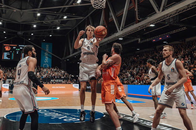 easyCredit Basketball Bundesliga, 5. Spieltag, Niners Chemnitz -Bayern München 10.10.2026 ab 16:00 Uhr Chemnitz, Chemnitz Arena Im Foto: 04 Duane Washington JR., 08 Tobias Jensen, 25 Ben Burnham, 05 Niels Giffey easyCredit Basketball Bundesliga, 5. Spieltag, Niners Chemnitz - Bayern München Chemnitz Sachsen Deutschland Copyright: xEHLxMedia MichelxKöhlerx 20261010-Niners-Chemnitz-Bayern-M__nchen-075